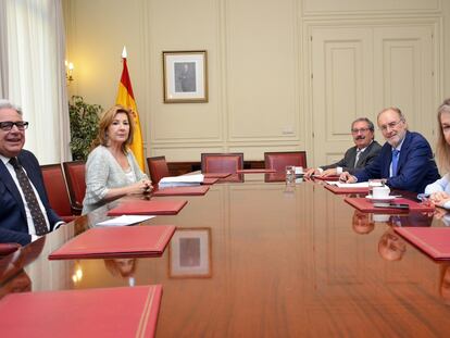 Reunión este martes de vocales del Consejo General del Poder Judicial (CGPJ) para negociar los nombramientos de dos magistrados del Tribunal Constitucional (TC). A la izquierda, José Antonio Ballestero y Carmen Llombart. A la derecha, Rafael Mozo, Álvaro Cuesta y, más a la derecha, Roser Bach.