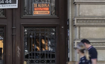 Cartel de un piso en alquiler en un edificio de Barcelona.