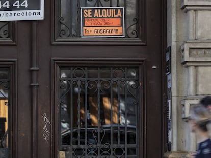 Rètol d'un pis de lloguer en un edifici de Barcelona.