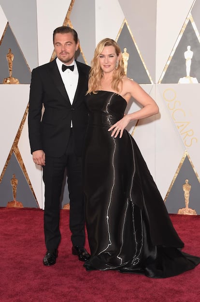 El momentazo más esperado de la noche: Leonardo DiCaprio y Kate Winslet posando juntos en la alfombra roja.