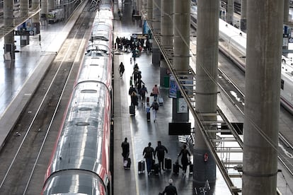 Varias personas en una de las vías de la estación Puerta de Atocha-Almudena Grandes, el 30 de diciembre.