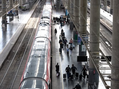 Varias personas en una de las vías de la estación Puerta de Atocha-Almudena Grandes, el 30 de diciembre.