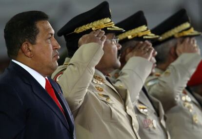 Chávez junto a militares en 2008.