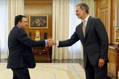 El rey Felipe VI recibe en audiencia al portavoz del Partido Nacionalista Vasco (PNV) en el Congreso, Aitor Esteban. Este tras su salida prefirió no hacer declaraciones.