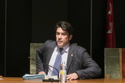 David P&eacute;rez, alcalde de Alcorc&oacute;n (Madrid), durante un pleno del Ayuntamiento.