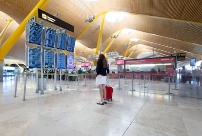 Viajera en la terminal 4 del aeropuerto Adolfo Suárez Madrid-Barajas.