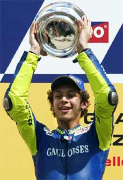 El piloto italiano celebra la victoria en el podio, al que también subieron Gibernau y Biaggi.