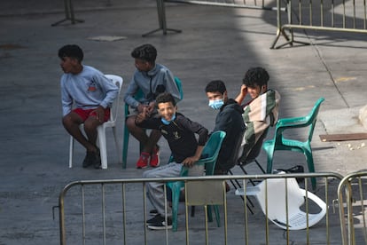 Algunos de los menores acogidos en una de las naves del polígono del Tarajal, en Ceuta, el pasado 24 de junio.