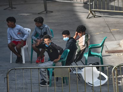 Algunos de los menores acogidos en una de las naves del polígono del Tarajal, en Ceuta, el pasado 24 de junio.