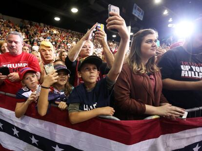 Seguidores del candidato republicano Donald Trump hacen fotografías con sus móviles durante un acto de campaña en Sarasota, Florida, en 2019.