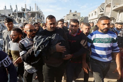 Un hombre llevaba en brazos el cadáver de un niño muerto tras un ataque israelí sobre Rafah, este lunes. 