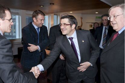 Patxi López saludaba ayer a su llegada a la London School of Economics. A su izquierda, el historiador Paul Preston.