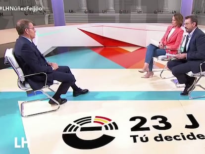 Feijóo ante Silvia Intxaurrondo y Marc Sala, durante su reciente intervención en La 1 de TVE.
