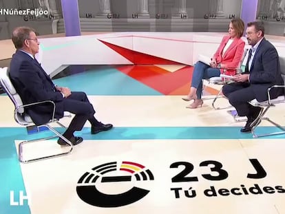 Feijóo ante Silvia Intxaurrondo y Marc Sala, durante su reciente intervención en La 1 de TVE.