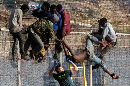 Unos 25 inmigrantes de origen subsahariano permanecen encaramados en la parte alta de la valla de Melilla y forman parte de un grupo que ha intentado acceder a la ciudad autónoma sobre las 09.00 horas.