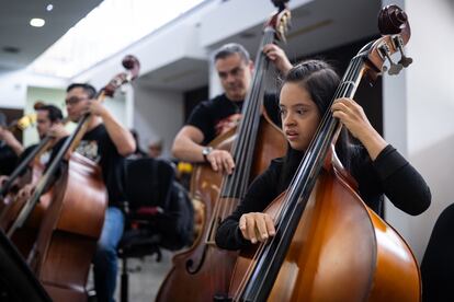 Raquel Crdoba, integrante del programa Soy Msico, durante un ensayo con la orquesta Filarmnica de Medelln, el 14 de agosto de 2024.