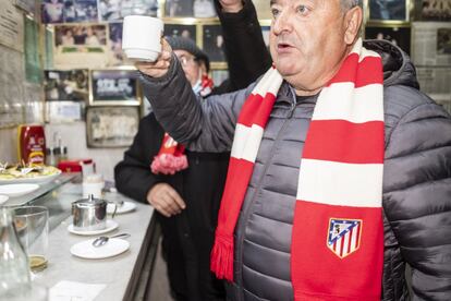 Antonio Carrasco,de 68 años, es otro cliente asiduo: "Estos son los años 60 en España", dice sobre el ambiente y el decorado del bar. "Por eso venimos aquí, y porque tiene mérito que un hombre que tendría que estar jubilado siga aquí. Es un tío sin maldad y esto es lo bonito del fútbol: que podamos convivir con respeto y sin faltar a los demás".
