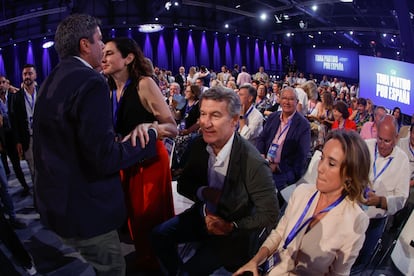 El presidente de la Generalitat, Carlos Mazón, saluda a la presidenta de la Comunidad de Madrid, Isabel Díaz Ayuso, junto a Feijóo y a Cuca Gamarra.