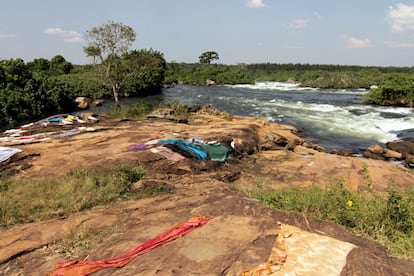 A unos 80 kilómetros de la capital de Uganda, Kampala, se encuentra uno de los puntos turísticos del país: Las fuentes del Nilo. Situadas en la localidad de Jinja, sus 70.000 vecinos viven de espaldas a los reclamos publicitarios de descensos de rápidos y viajes en barca. Hoy toca colada porque el sol aprieta.