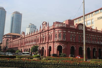 Edificios modernos y de la época colonial. 