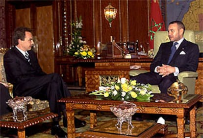 El rey de Marruecos, Mohamed VI, y José Luis Rodríguez Zapatero, al comienzo de la entrevista que mantuvieron ayer durante 40 minutos.