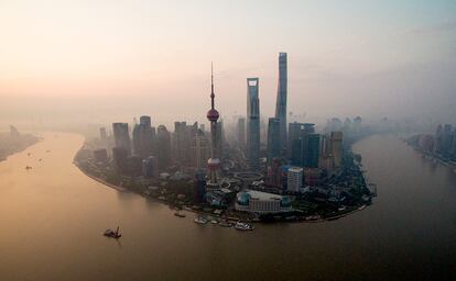 Vista del distrito de Lujiazui en Shanghái. La ciudad bajó una posición en la lista de las urbes más caras para expatriados con respecto a 2015.
