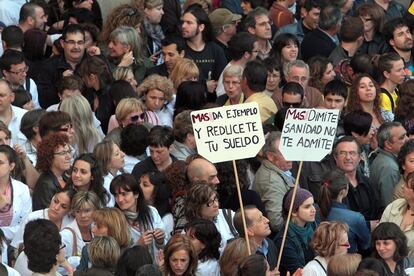 Un grupo de manifestantes piden al presidente de la Generalitat, Artur Mas, que de ejemplo y se baje el sueldo de la misma manera que aplicará recortes en los servicios públicos.
