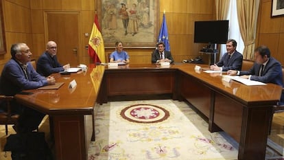 Labor Minister Yolanda Díaz (c) and Social Security Minister José Luis Escrivá (3rd l) meet with representatives from business associations and unions on Thursday.