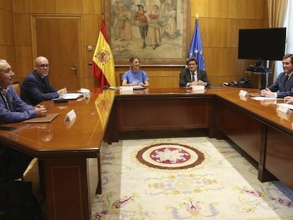 La ministra de Trabajo y Economía Social, Yolanda Díaz, junto con el ministro de Inclusión, Seguridad Social y Migraciones, José Luis Escrivá, y los agentes sociales.

MINISTERIO DE TRABAJO
25/06/2020