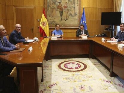 La ministra de Trabajo, Yolanda Díaz, junto con el ministro de Inclusión, Seguridad Social y Migraciones, José Luis Escrivá, y los agentes sociales

MINISTERIO DE TRABAJO
25/06/2020