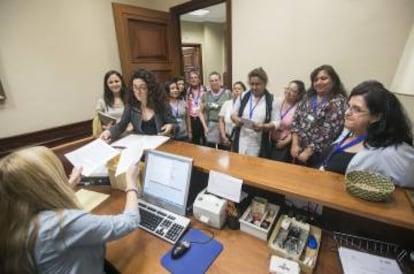 Trabajadoras domésticas presentan el miércoles en el Congreso una iniciativa para mejorar sus derechos laborales.