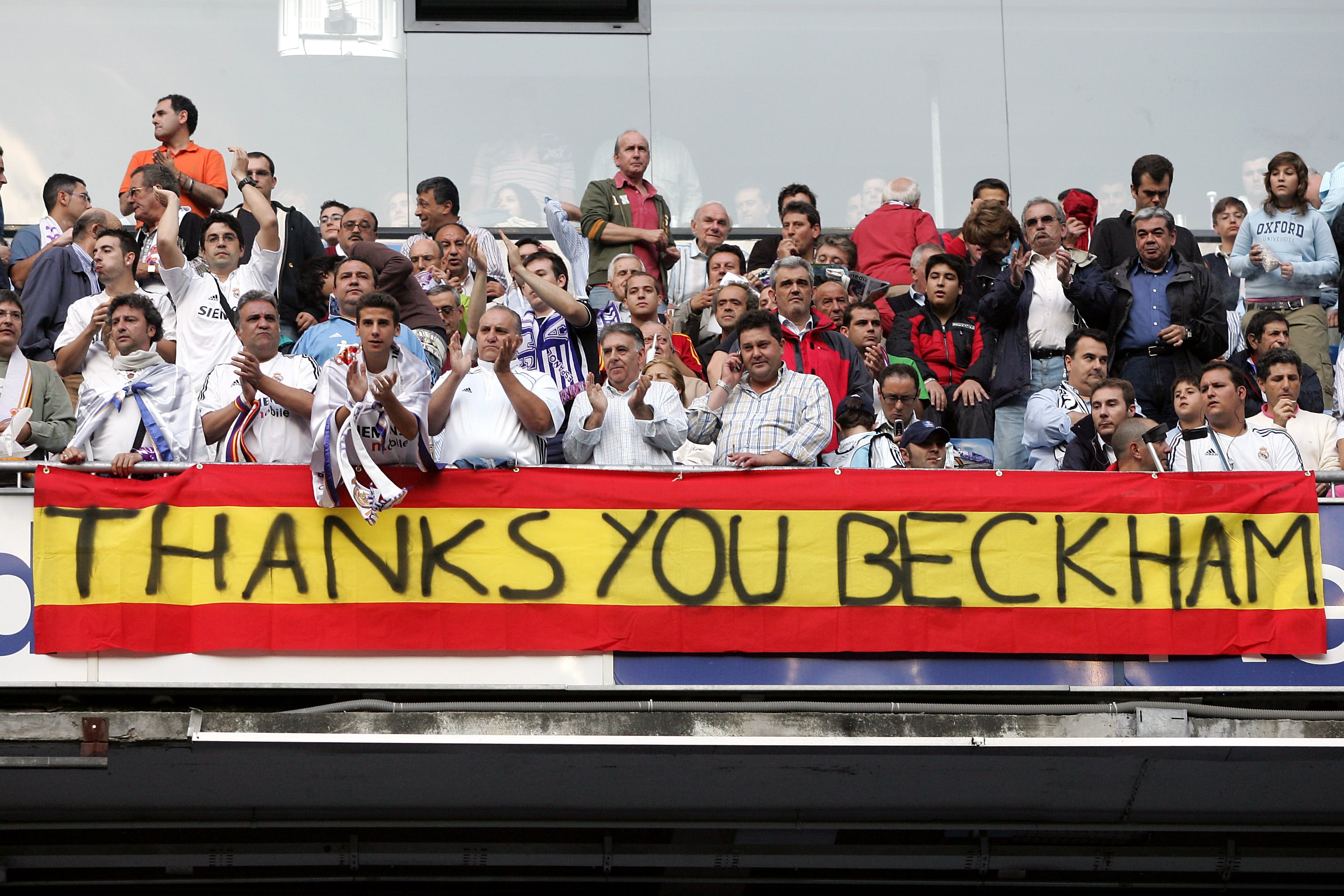 Aficionados del Real Madrid con una pancarta en agradecimiento a David Beckham, en una imagen de archivo.