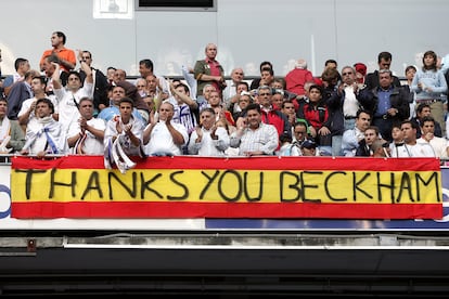 Aficionados del Real Madrid con una pancarta en agradecimiento a David Beckham, en una imagen de archivo.