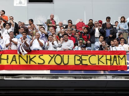 Seguidores del Real Madrid homenajean a David Beckham en el Santiago Bernabéu, en 2007. GETTY