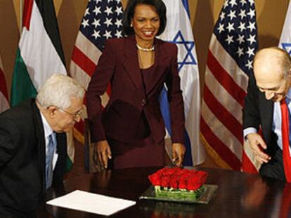De izquierda a derecha, Abbas, Rice y Olmert, reunidos en Israel.