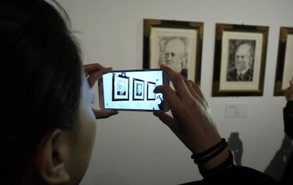 Una joven fotografía los retratos de Ambroise Vollard (1937), pertenecientes a ‘La suite Vollard’, de Pablo Picasso.