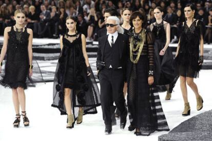 Karl Lagerfeld, con la musa de Chanel Inès de la Fressange y las modelos del desfile de la colección primavera-verano.