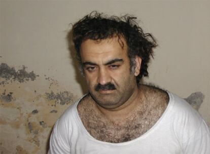 El presunto 'cerebro' del 11-S, Khalid Sheikh Mohammed, en una fotografía de archivo cuando fue detenido en marzo de 2003 en Pakistán.