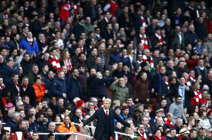 Arsene Wenger reacciona durante el partido.