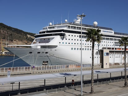 Crucero de la compañía MSC con unos 1.500 pasajeros a bordo, este miércoles en el puerto de Barcelona.