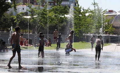 Niños refrescándose en los chorros de Madrid Río.