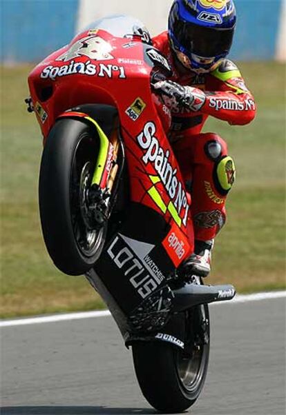 Jorge Lorenzo celebra su triunfo haciendo el caballito.