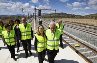 La ministra de Fomento, Ana Pastor (2d), y el ministro de Exteriores, José Manuel García-Margallo (d), junto al president de la Generalitat, Alberto Fabra (2i), y la presidenta de la Diputación de Alicante, Luisa Pastor, entre otras autoridades, durante la visita que han realizado hoy a las obras del AVE en la provincia de Alicante.