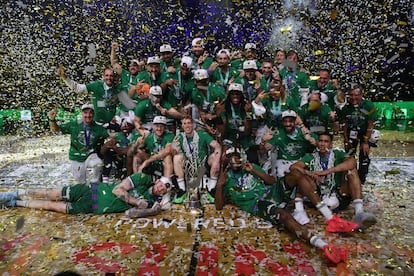 La plantilla de Unicaja celebra la victoria en  la final de la Liga de Campeones de baloncesto.