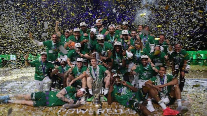 La plantilla de Unicaja celebra la victoria en la final de la Liga de Campeones de baloncesto.