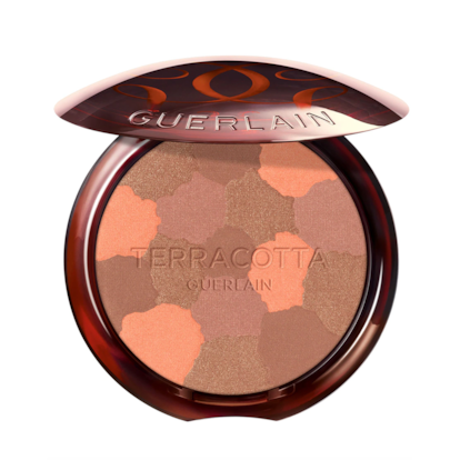 Los icónicos polvos Terracotta de Guerlain, en su versión light con acabado iridiscente. Efecto buena cara e iluminador con un 96% de ingredientes naturales. 25% de descuento: ahorra más de 13 euros.