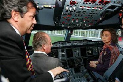 Don Juan Carlos y doña Sofía, en la cabina de un A380 en su visita a la factoría Airbus en Toulouse.