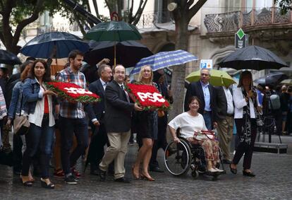 Ofrena floral de la delegació del PSC, encapçalada pel candidat de la formació a la presidència de la Generalitat, Miquel Iceta, davant el monument a Rafael Casanova.