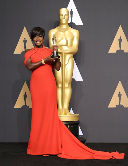 2017 – Viola Davis.En la gala en la que ganó el Oscar a Mejor Actriz de Reparto por 'Fences', Viola Davis lució un impresionante vestido rojo de Armani Privé.