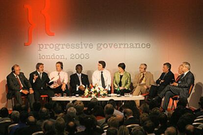 Mesa de debate con algunos de los jefes de Estado y de Gobierno asistentes a la Conferencia de Londres sobre Gobierno Progresista. En el centro, el presidente del encuentro, el británico Peter Mandelson.